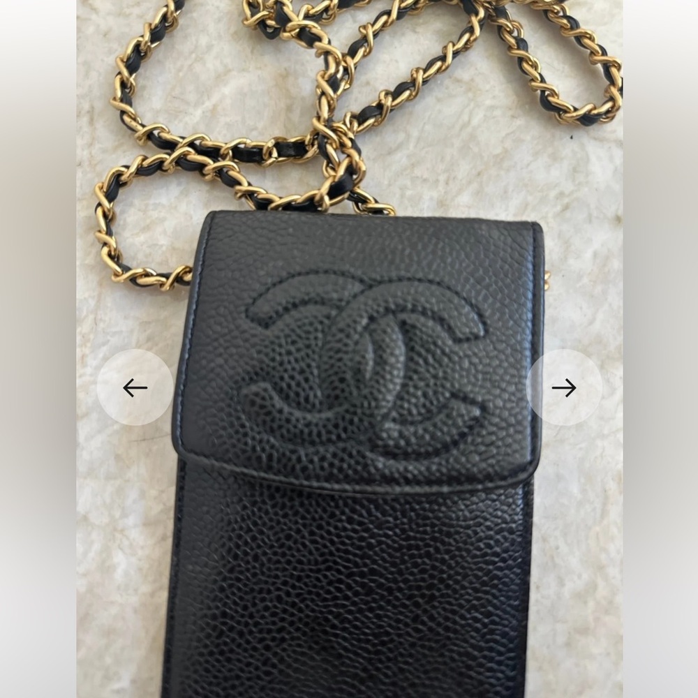 CHANEL Black Leather Shoulder Bag with Gold Chain - Picture 6 of 17